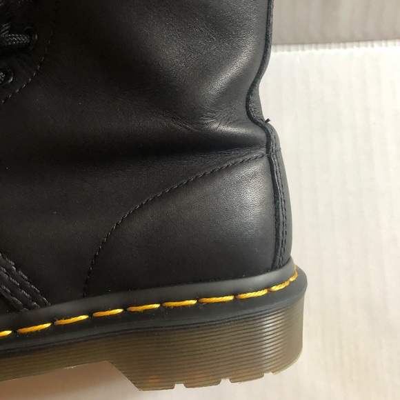 Women’s pre-loved - Dr. Martens - 1460 Greasy Leather lace-up boots. Size 6 - Picture 15 of 16